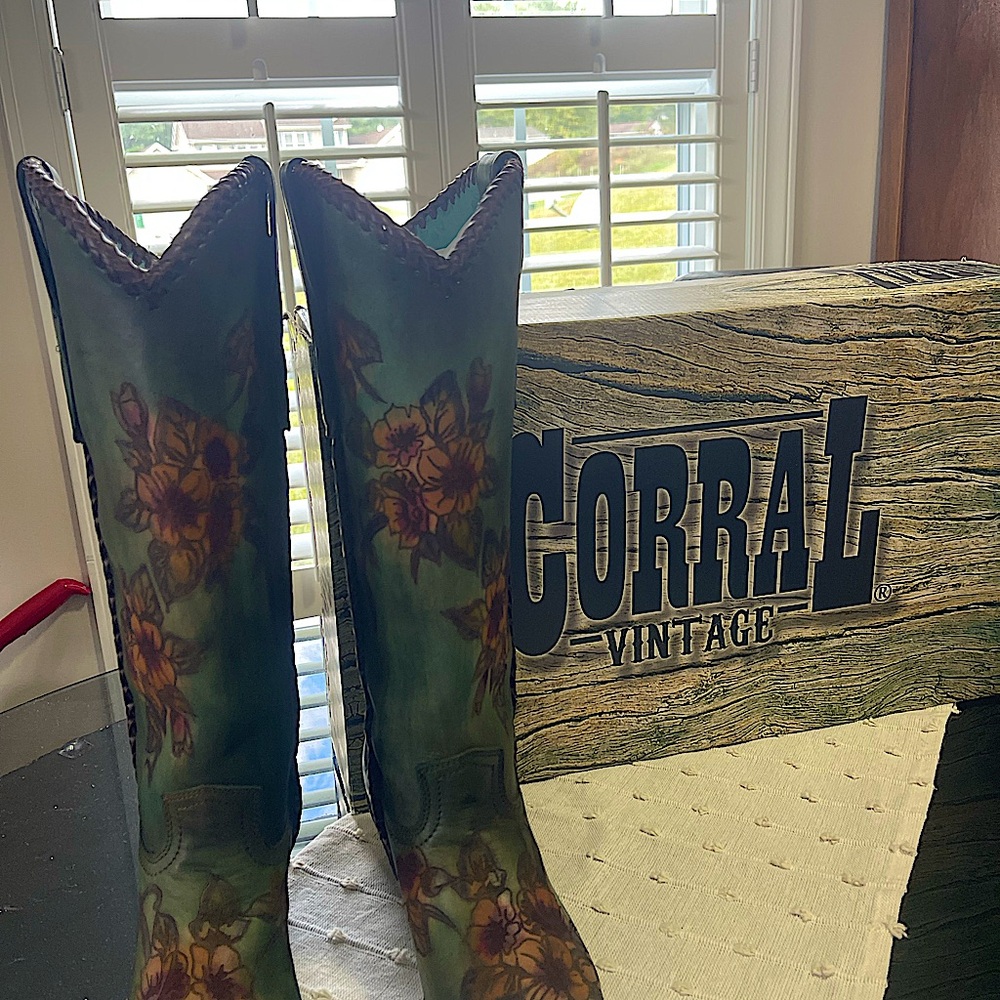 Corral vintage tall boots  hand painted leather size 9 Western style.
